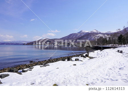 珍小島公園から見る洞爺湖温泉街 112614313