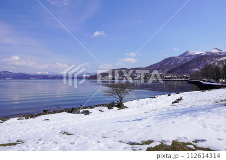 珍小島公園から見る洞爺湖温泉街 112614314