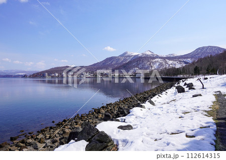 珍小島公園から見る洞爺湖温泉街 珍小島公園から見る洞爺湖温泉街 112614315