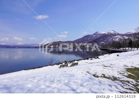 珍小島公園から見る洞爺湖温泉街 112614319