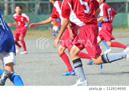 少年サッカーの試合（ドリブルする選手） 112614698