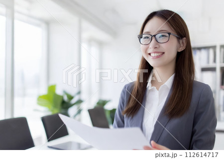 ビジネスオフィスと笑顔の女性（AI生成素材） 112614717