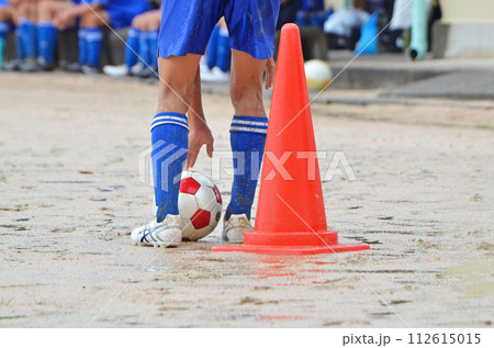 少年サッカーの試合（コーナーキックをする選手） 112615015