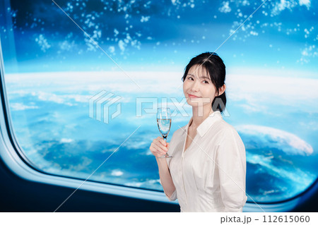 宇宙船で優雅に過ごす若い女性 112615060