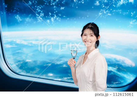 宇宙船で優雅に過ごす若い女性 112615061