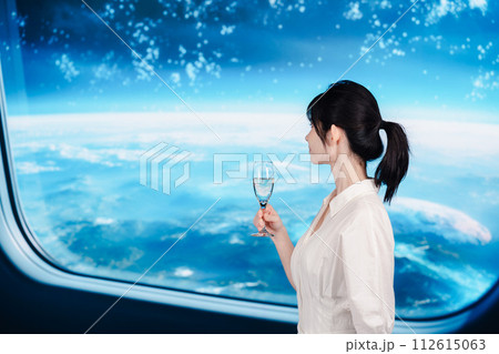 宇宙船で優雅に過ごす若い女性 112615063