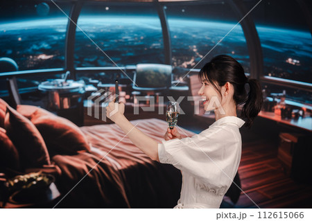 宇宙船で優雅に過ごす若い女性 宇宙船で優雅に過ごす若い女性 112615066