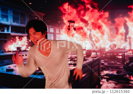 火災現場から走って逃げる若い男性 112615360