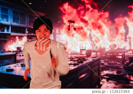 火災現場から走って逃げる若い男性 112615363