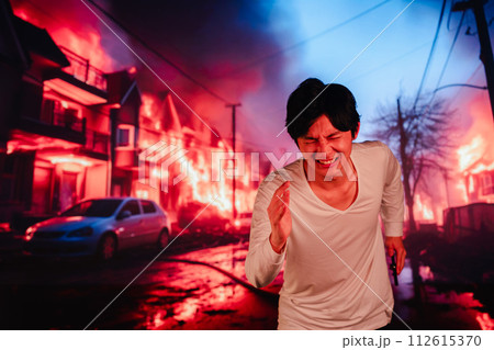 火災現場から走って逃げる若い男性 112615370