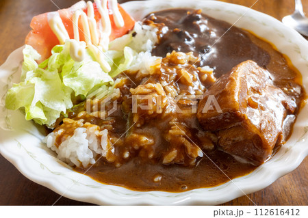 とても美味しい日本のレトルトカレー 112616412