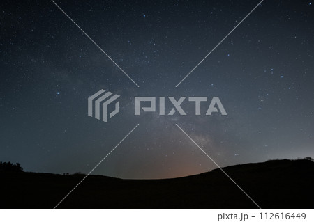 日本の鳥取県の鳥取砂丘に浮かぶ美しい天の川 112616449