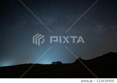 日本の鳥取県の鳥取砂丘に浮かぶ美しい天の川 112616450