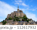 快晴の空に佇むモンサンミッシェル 112617932