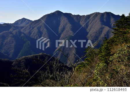 丹沢の袖平山より望む西丹沢の山並 112618493