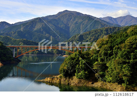 秋の宮ヶ瀬湖 紅葉の丹沢山地 秋の宮ヶ瀬湖 紅葉の丹沢山地 112618617