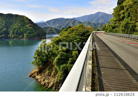 宮ヶ瀬湖を周る北岸林道より秋の丹沢山地を望む 112618628