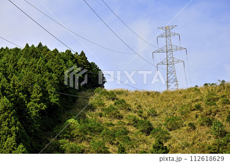 宮ヶ瀬湖 山地を走る送電線 宮ヶ瀬湖 山地を走る送電線 112618629