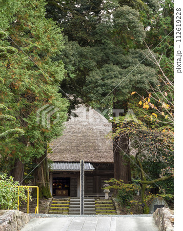 茅葺き屋根の本興寺本堂 112619228