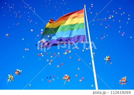 風船と青空とレインボーフラッグ 風船と青空とレインボーフラッグ 112619269
