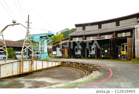 天竜浜名湖鉄道の風景　天竜二俣駅車両基地（転車台とレールバス気動車） 112619405
