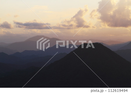 五老ヶ岳から見る夕暮れの山並み 112619494