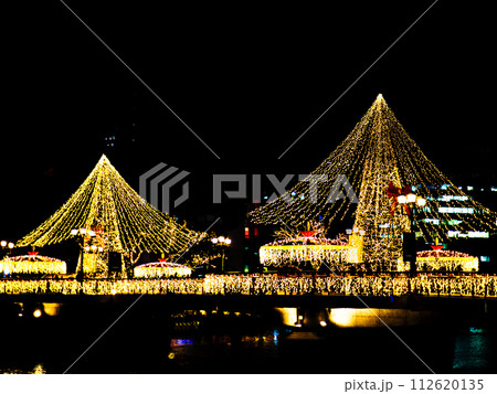 福博であい橋上(天神中央公園)の「ナカス ヒカリノ アドベント」のクリスマスツリーのイルミネーション 福博であい橋上(天神中央公園)の「ナカス ヒカリノ アドベント」のクリスマスツリーのイルミネーション 112620135