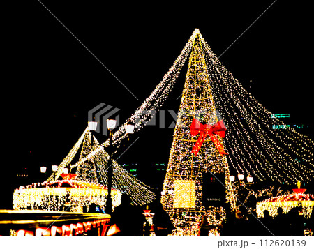 福博であい橋上（天神中央公園）の「ナカス ヒカリノ アドベント」のクリスマスツリーのイルミネーション 112620139