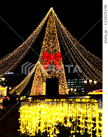 福博であい橋上（天神中央公園）の「ナカス ヒカリノ アドベント」のクリスマスツリーのイルミネーション 112620146