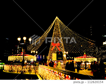福博であい橋上（天神中央公園）の「ナカス ヒカリノ アドベント」のクリスマスツリーのイルミネーション 112620154