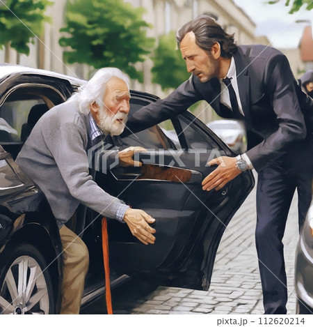 車の後部座席から降りようとする高齢男性を手助けする運転手 112620214