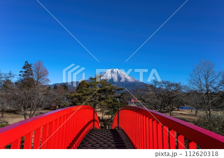 赤い太鼓橋越しに見る富士山の絶景 112620318