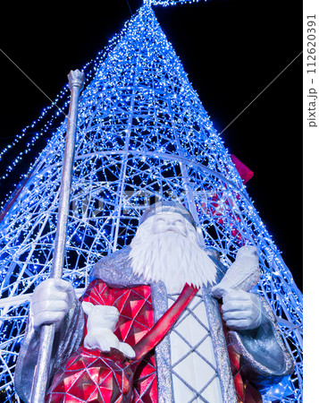福博であい橋上(天神中央公園)の「ナカス ヒカリノ アドベント」のサンタクロースとクリスマスツリー 福博であい橋上(天神中央公園)の「ナカス ヒカリノ アドベント」のサンタクロースとクリスマスツリー 112620391