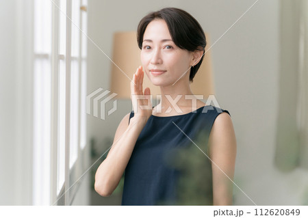 肌の潤いを実感する30代女性 肌の潤いを実感する30代女性 112620849