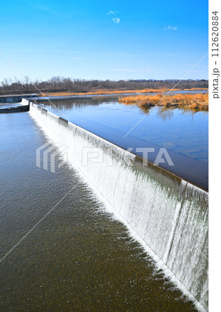 明戸白糸の滝　明戸床止め　荒川の冬景色　熊谷市　 112620884