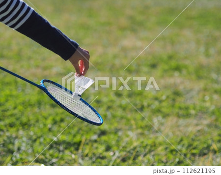 芝生でバドミントンをする子供の手 112621195