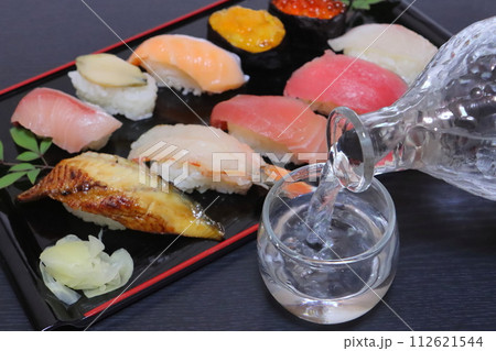 握り寿司と冷酒(日本酒) 握り寿司と冷酒(日本酒) 112621544