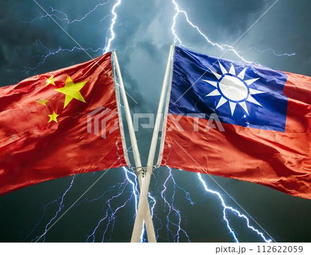 雷の中風にはためく、台湾と中国の旗 112622059