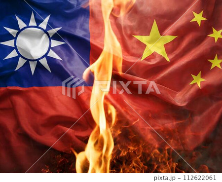 炎で分断される中国と台湾の国旗 112622061