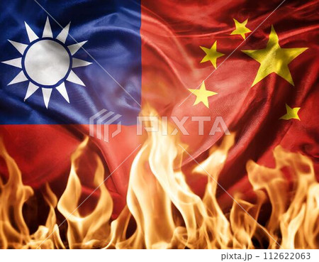 炎で分断される中国と台湾の国旗 112622063