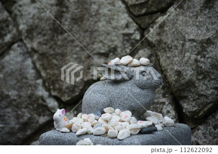 結び石に囲まれた白兎神社のウサギの石像 112622092