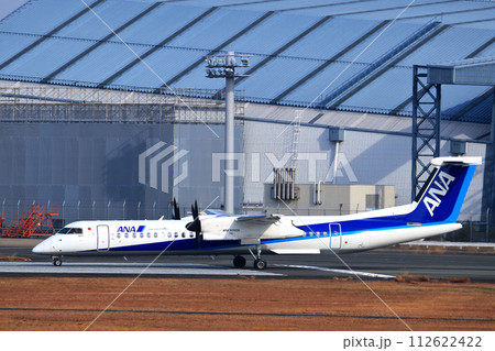 大阪国際空港　ANA　ボンバルディア　DHC8-Q400 プロペラ機　離陸態勢　スカイパーク 112622422