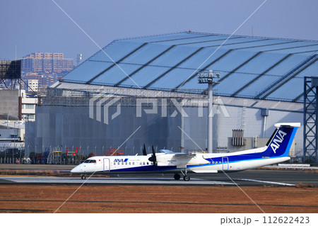 大阪国際空港 ANA ボンバルディア DHC8-Q400 プロペラ機 離陸態勢 スカイパーク 大阪国際空港 ANA ボンバルディア DHC8-Q400 プロペラ機 離陸態勢 スカイパーク 112622423