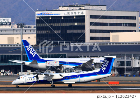 大阪国際空港　ANA　ボンバルディア　DHC8-Q400 プロペラ機　離陸態勢　スカイパーク 112622427