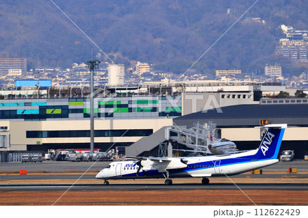 大阪国際空港 ANA ボンバルディア DHC8-Q400 プロペラ機 離陸態勢 スカイパーク 大阪国際空港 ANA ボンバルディア DHC8-Q400 プロペラ機 離陸態勢 スカイパーク 112622429