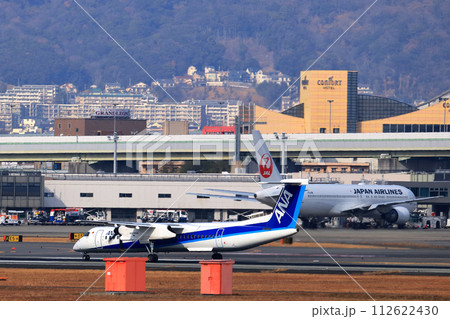 大阪国際空港 ANA ボンバルディア DHC8-Q400 プロペラ機 離陸態勢 スカイパーク 大阪国際空港 ANA ボンバルディア DHC8-Q400 プロペラ機 離陸態勢 スカイパーク 112622430