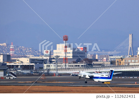 大阪国際空港　ANA　ボンバルディア　DHC8-Q400 プロペラ機　離陸態勢　スカイパーク 112622431