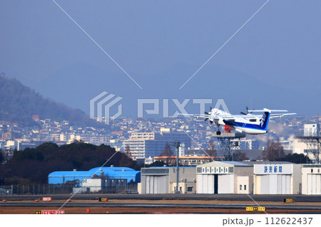 大阪国際空港 ANA ボンバルディア DHC8-Q400 プロペラ機 離陸態勢 スカイパーク 大阪国際空港 ANA ボンバルディア DHC8-Q400 プロペラ機 離陸態勢 スカイパーク 112622437