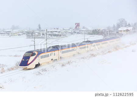 雪を巻き上げて走る山形新幹線E3系2000番台 112622595