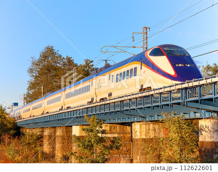 橋梁を渡る山形新幹線E3系1000番台つばさ 橋梁を渡る山形新幹線E3系1000番台つばさ 112622601
